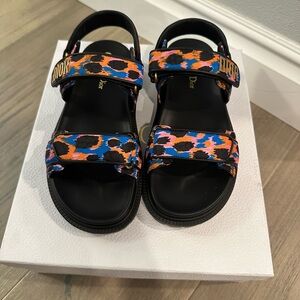Brand new authentic dad sandals in the prettiest pattern